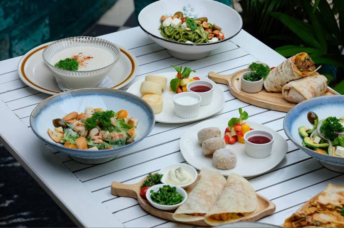 Уютный ресторан с атмосферой скрытого сада